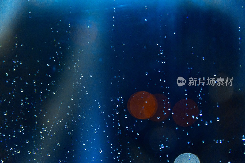 夜晚玻璃上的雨珠