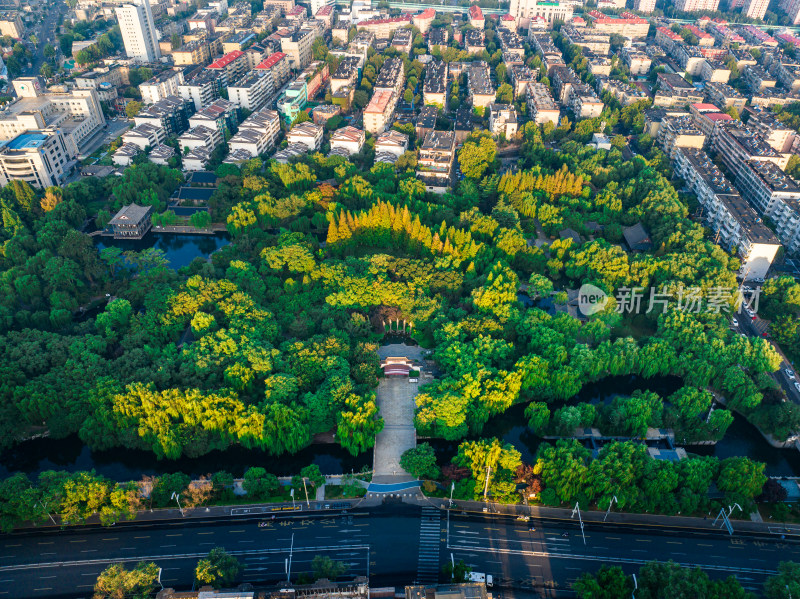 山东济南五龙泉公园航拍泉城风景