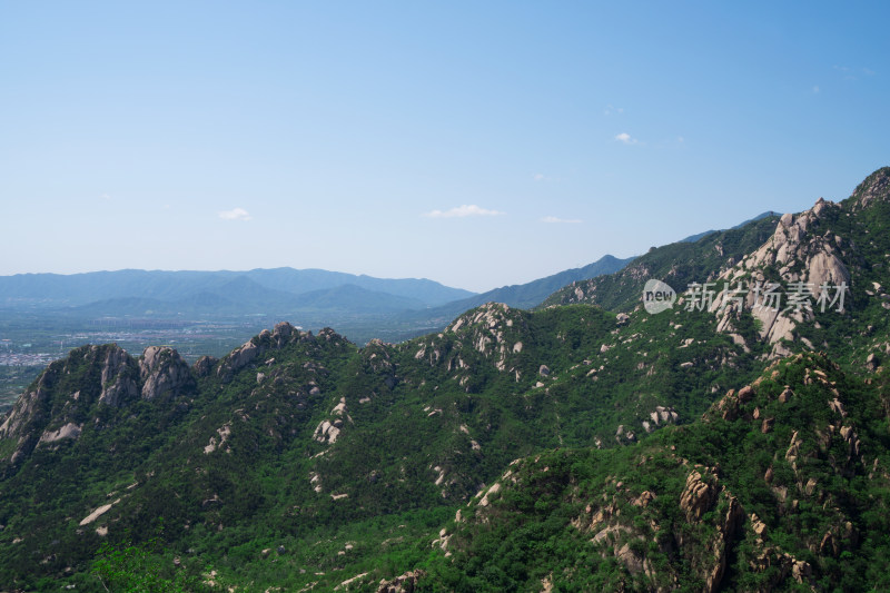 夏季登山远眺绿油油的山体