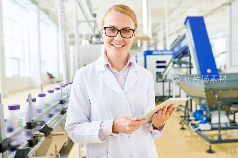 工厂里手持平板的女技术人员