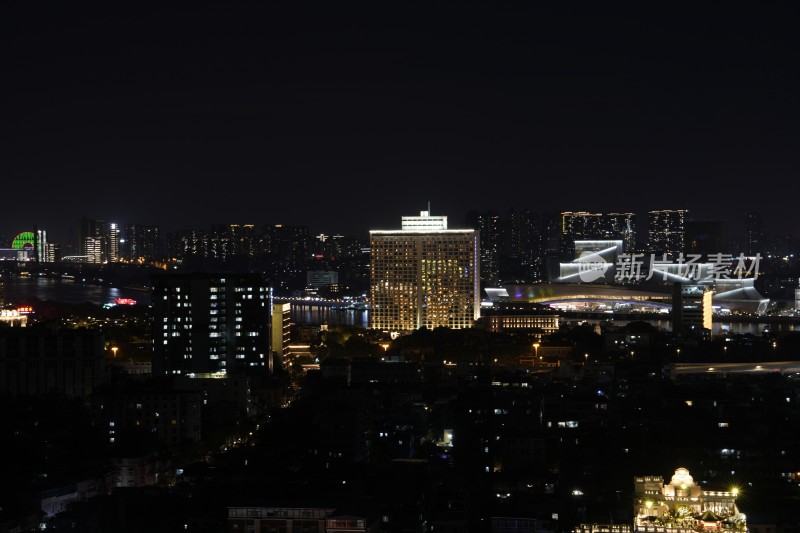 城市夜空下绚烂多彩的烟花盛宴