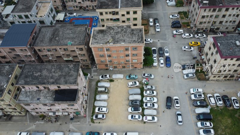 广东东莞：村庄居民自建房旁边停满车辆