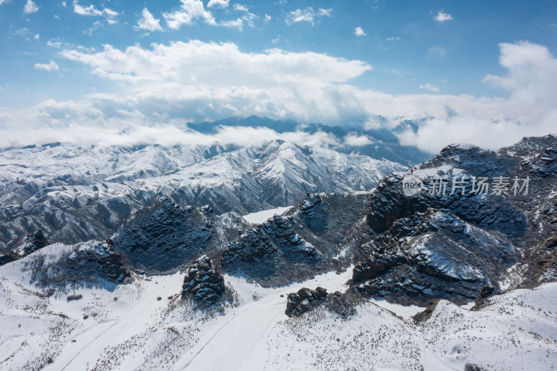 航拍天山雪山峡谷