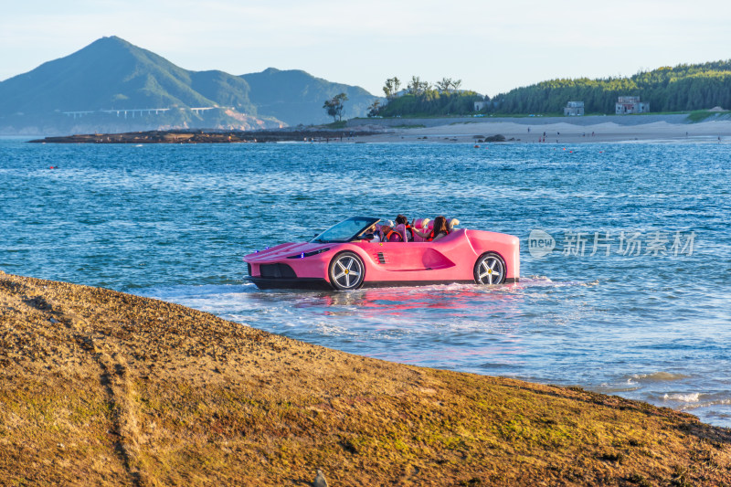 东山岛海上粉色跑车水中行驶