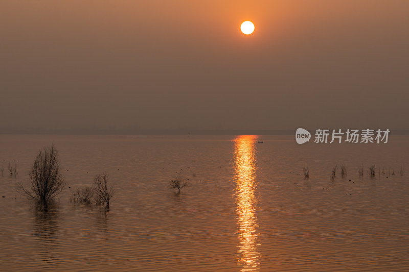 山东济宁邹城孟子湖湖面日落景观