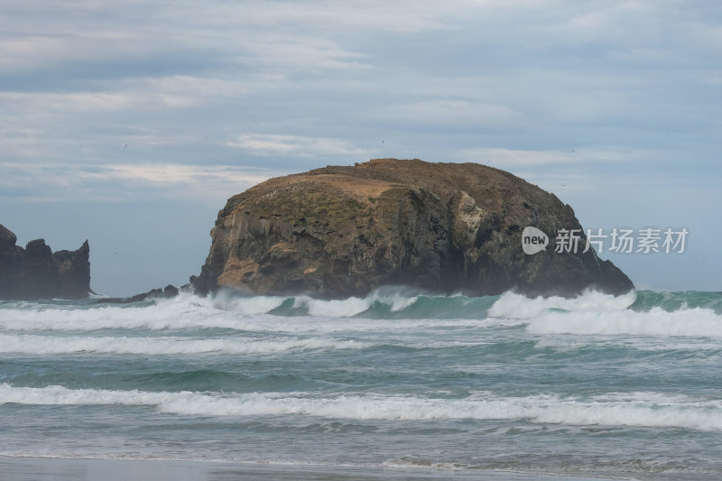海浪拍打海岸边礁石景观