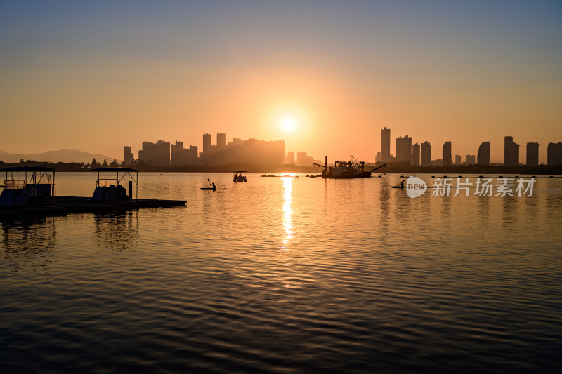 厦门海上自行车道湖畔日落景观