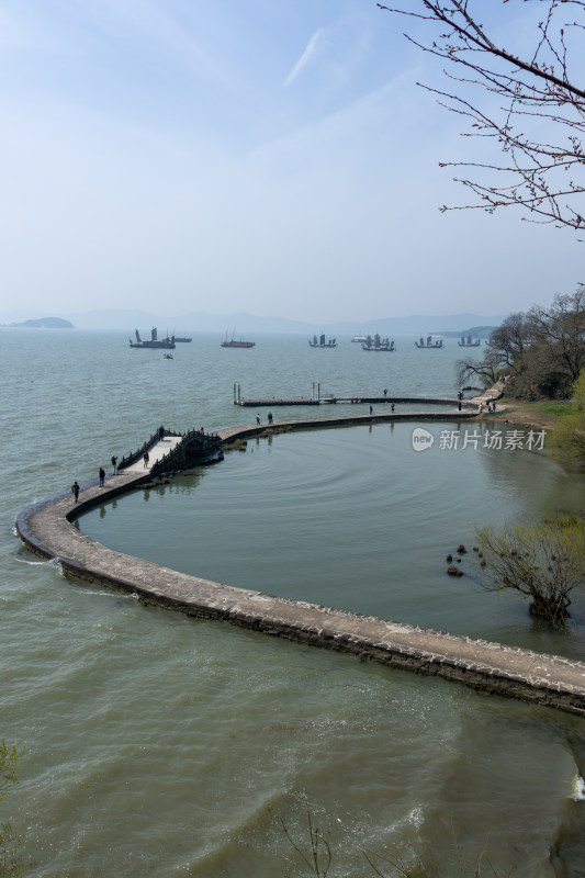 无锡太湖鼋头渚景区湖面上的石桥湖光山色