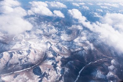 中国西藏高空飞机上航拍连绵雪山自然风光