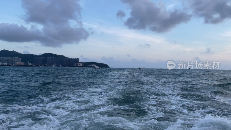 海上航行时的海面浪花与天空