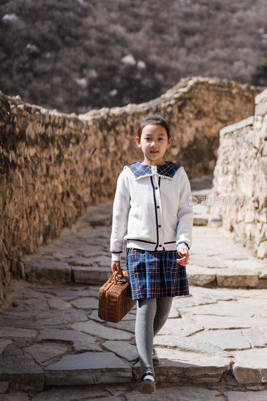 春天在北京爨底下村游玩踏青的中国女孩