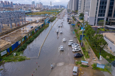 雨后积水的城市道路