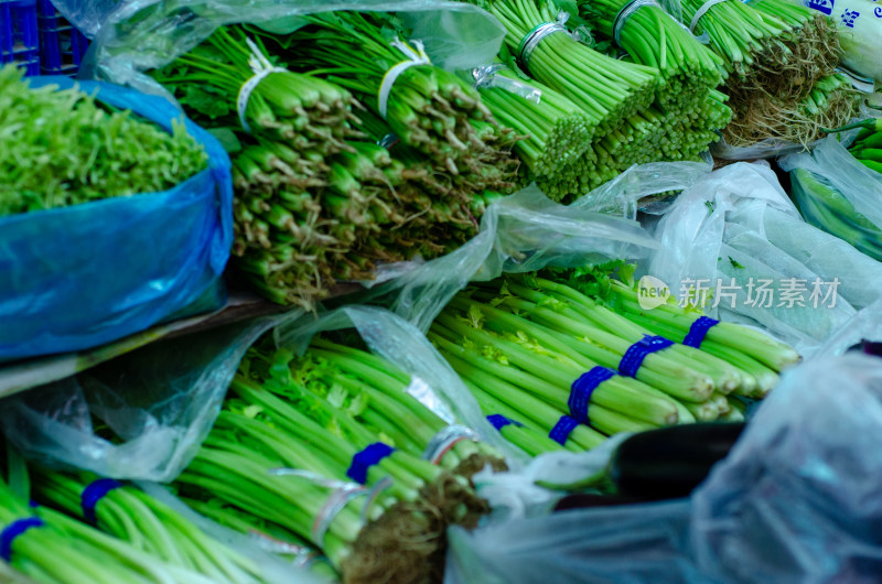 菜市场成捆的绿色蔬菜