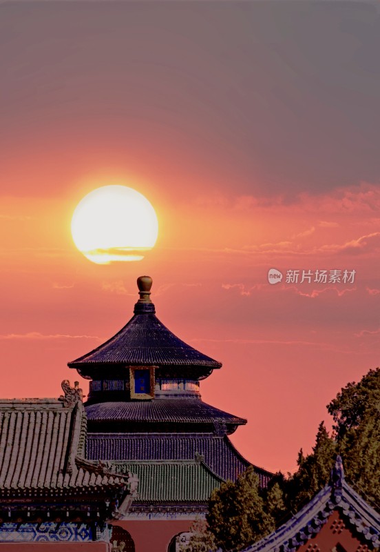 北京天坛祈年殿夕阳下的传统古建筑屋顶