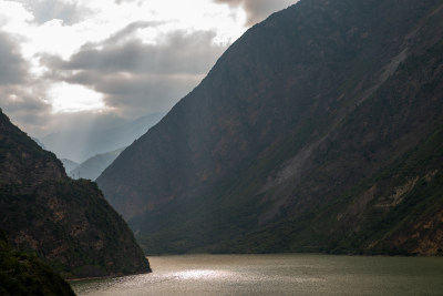 阳光洒在山谷里的湖泊