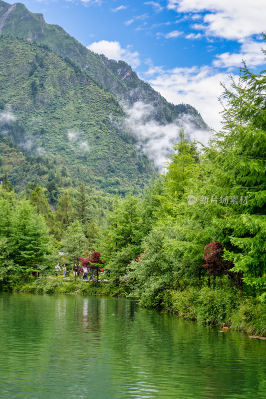 四川阿坝理县毕棚沟景区的清澈湖水