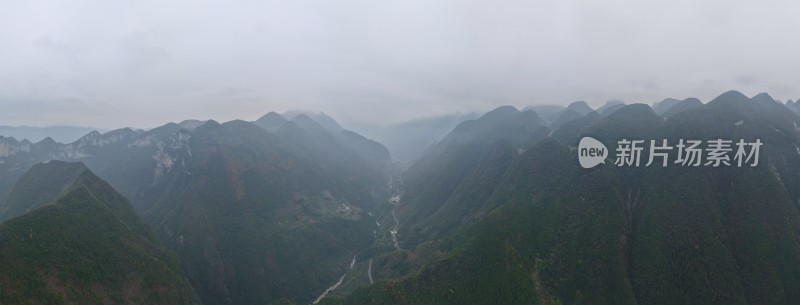 云雾缭绕的山川峡谷