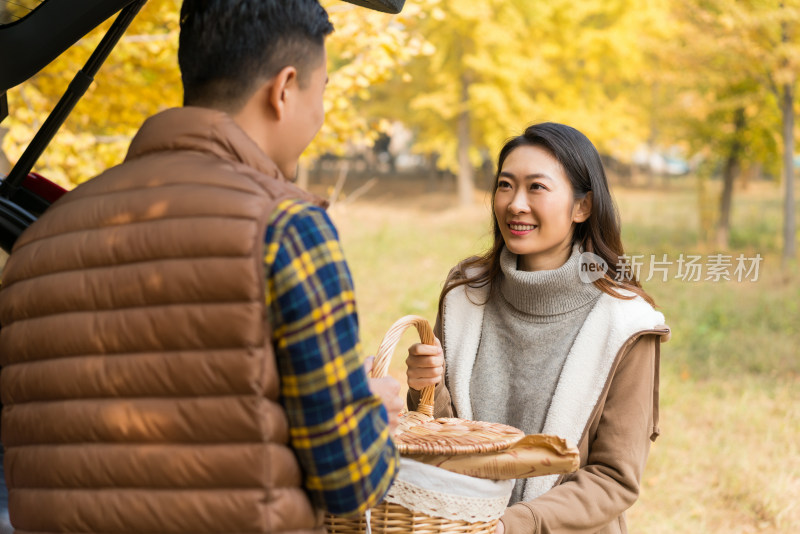 年轻情侣自驾旅行