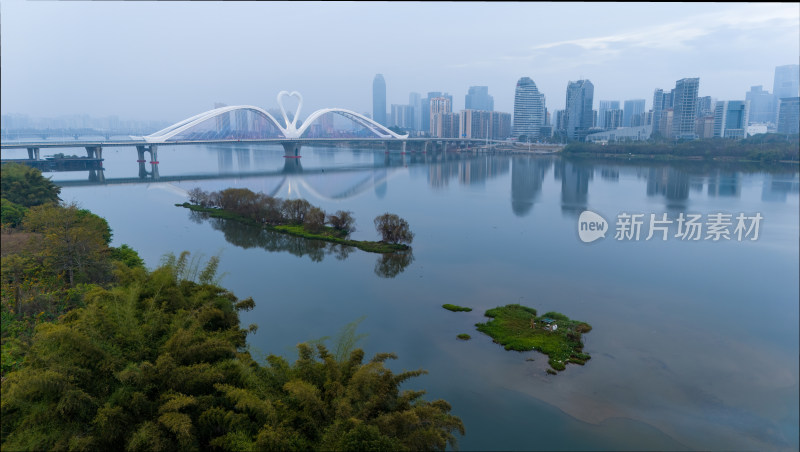 春季清晨时分雾天的惠州鹅城大桥航拍景观