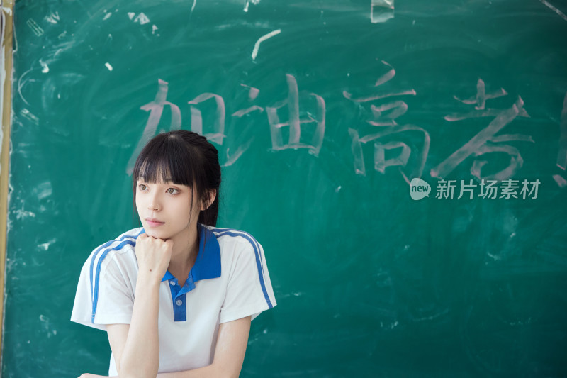 教室里讲台上为高考加油激励的高中生