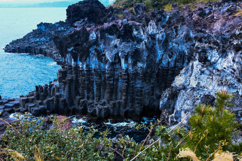 海边柱状玄武岩自然景观