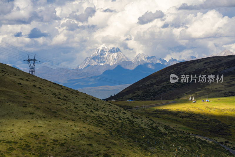 318川藏线川西甘孜高海拔草原雪山自然风光