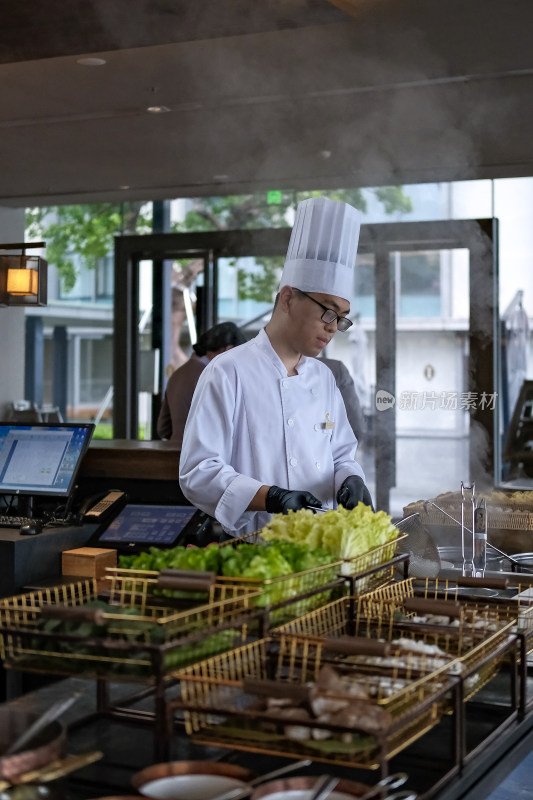 酒店自助餐里的厨师在做饭