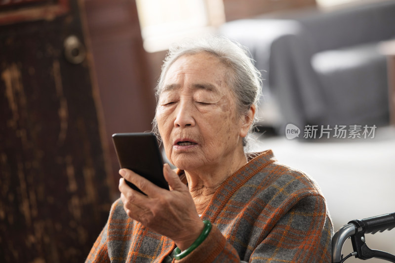 老年人用手机视频聊天