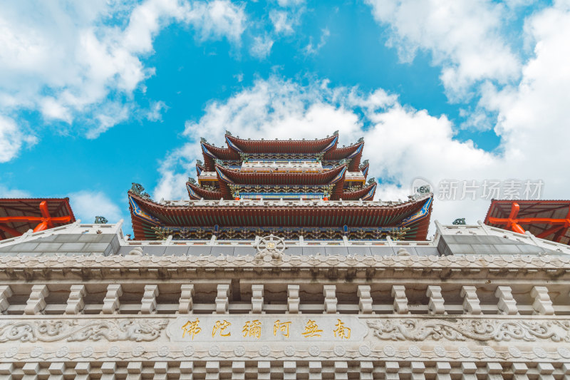 仰拍蓝天下的寺庙-柳州西来寺