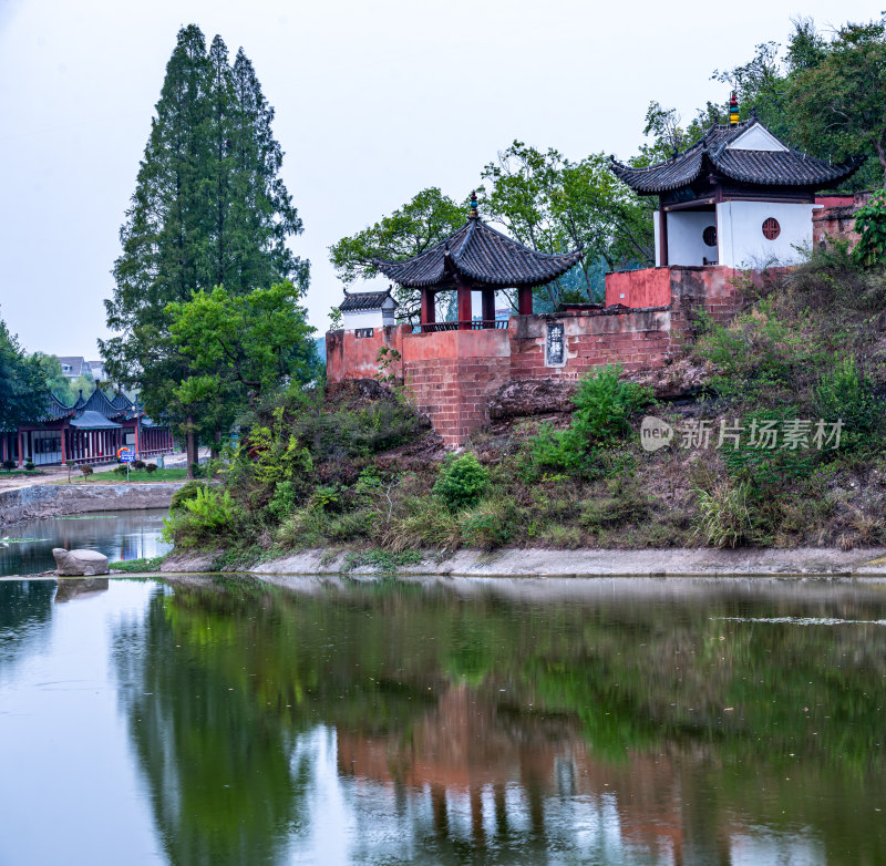 湖北黄冈东坡赤壁建筑倒影景观