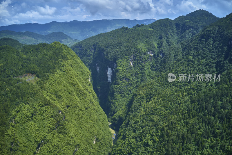 细长陡峭的峡谷