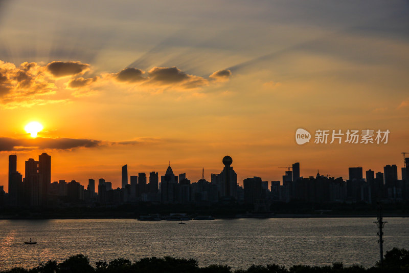 武汉武昌万象城落日剧场，长江沿线江滩落日