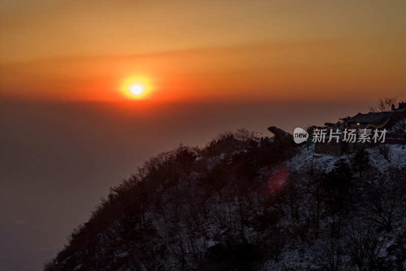 泰山晨曦，日出霞光洒满山