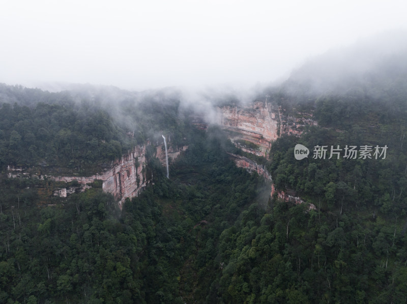 云雾缭绕的重庆江津四面山土地岩瀑布