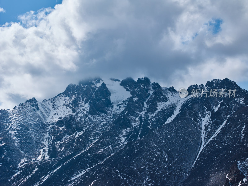 航拍天山博格达峰