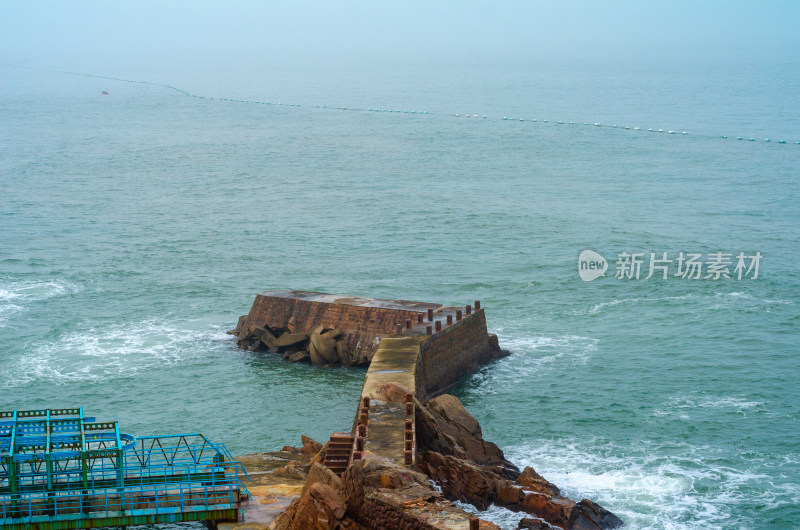 青岛小麦岛景区，伸向大海的长堤