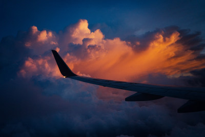 飞机窗户外的黄昏晚霞景象