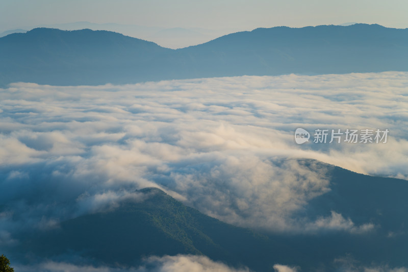 山之间的云海