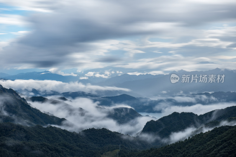 山间云雾缭绕的壮阔山景