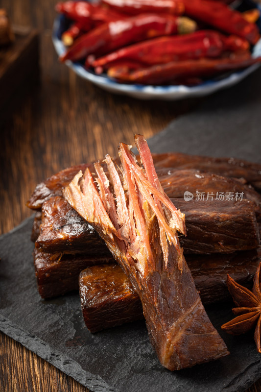 暗色木板上的风干牛肉干