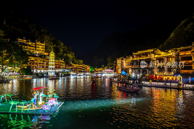 中国湖南湘西凤凰古城的夜景