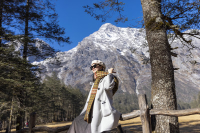 美女在云南丽江玉龙雪山云杉坪旅行