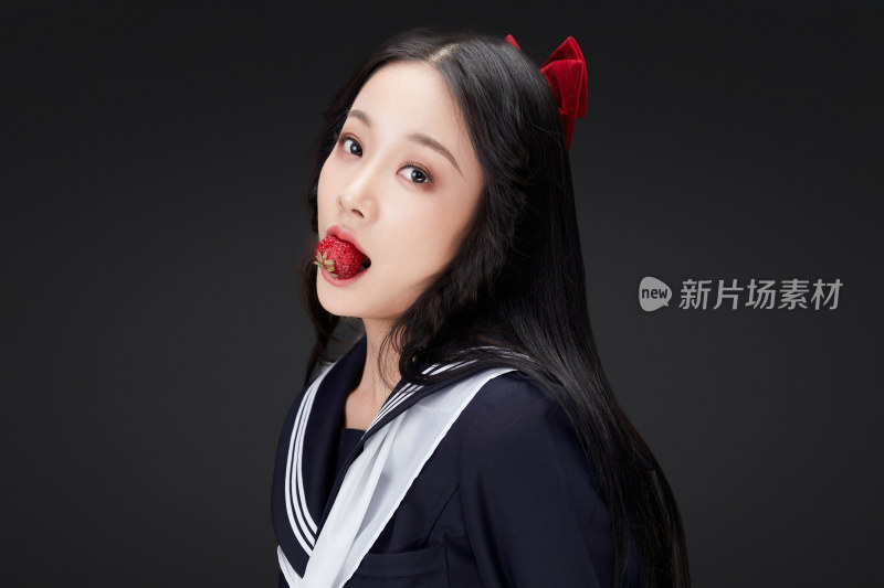 吃水果的亚洲东方长发少女