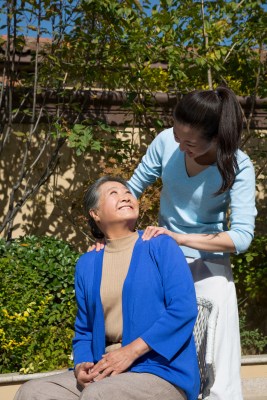 年轻女人和老年女人在院子里