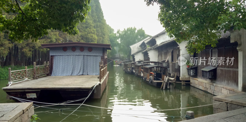 水乡河道旁中式建筑与船只