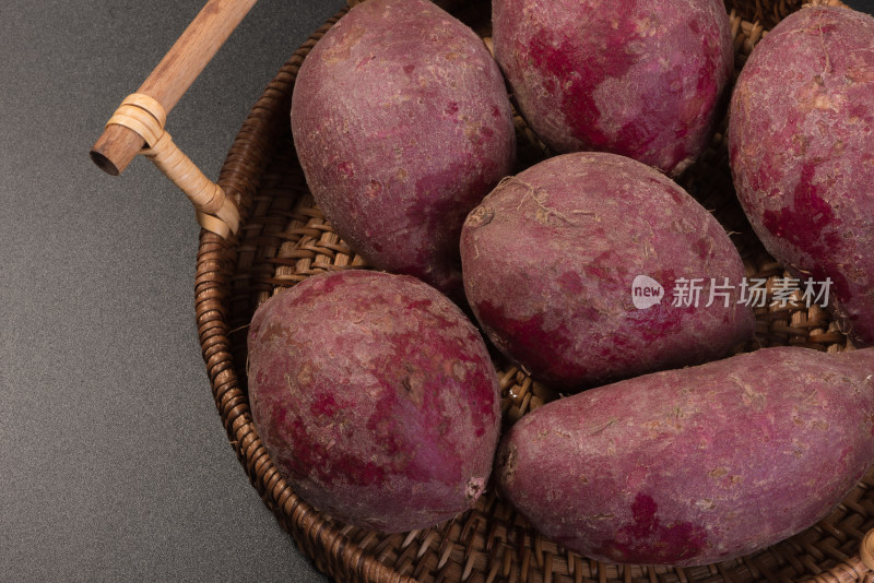 纯色背景上的紫薯