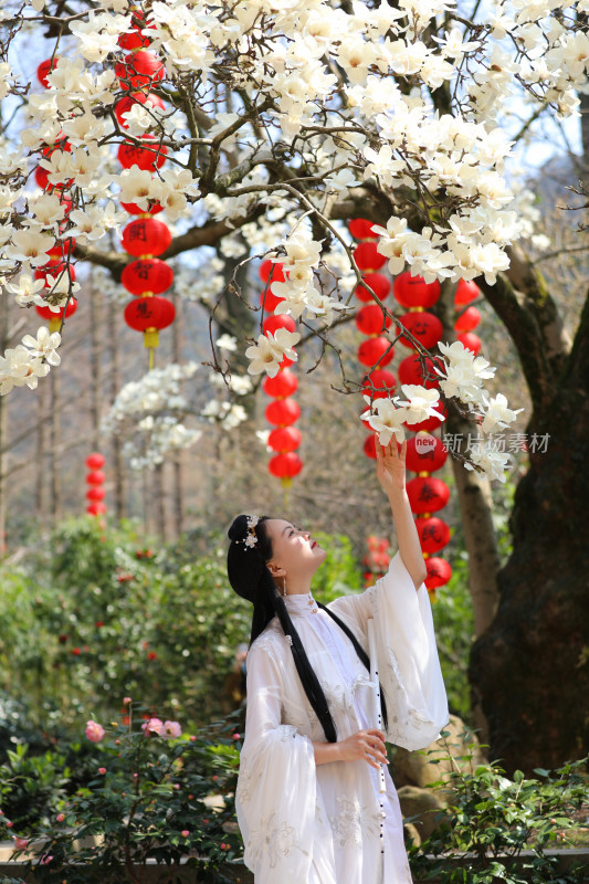 中国杭州上天竺法喜寺穿汉服的美女