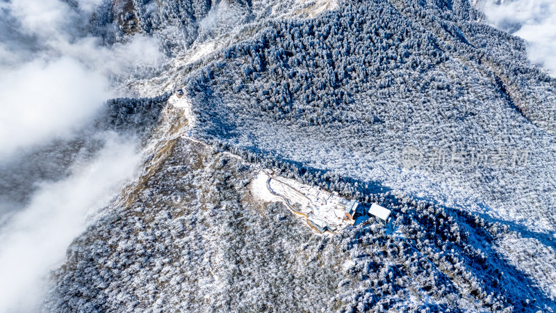 四川成都西岭雪山景区的日月坪航拍特写