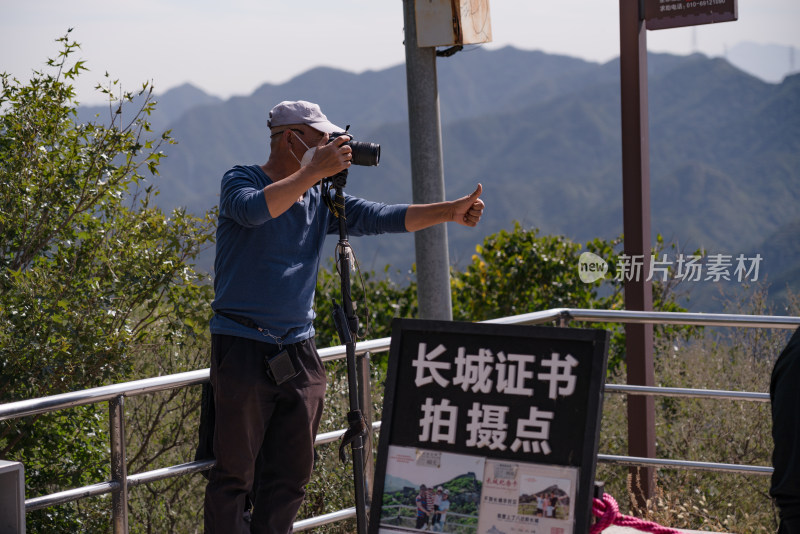 男子在长城证书拍摄点摄影