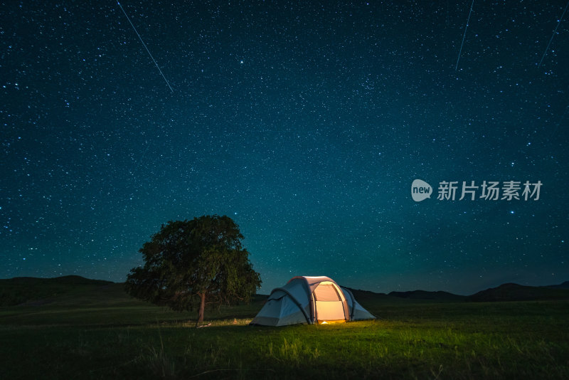 在内蒙古大草原自驾游露营的夜晚星空